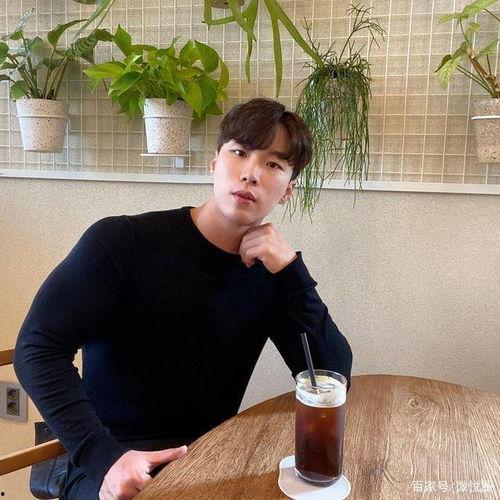 阳光型男帅哥生活照,生活照中的帅气瞬间